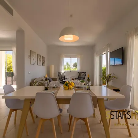 Villa Modern Villa, 210m From Sandy *