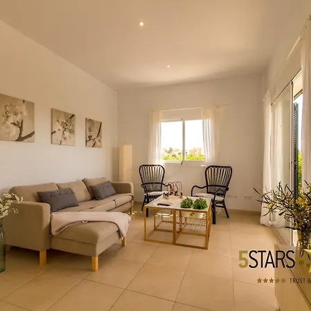 Modern Villa, 210m From Sandy Villa *