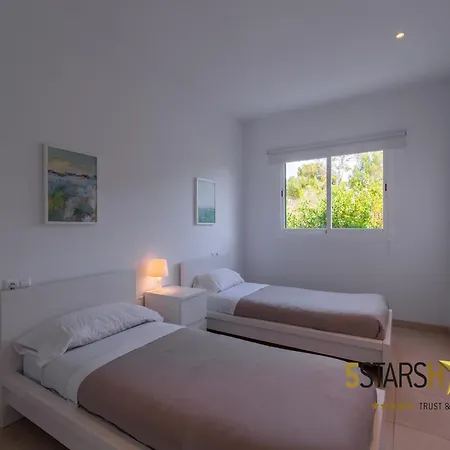 Modern Villa, 210m From Sandy *