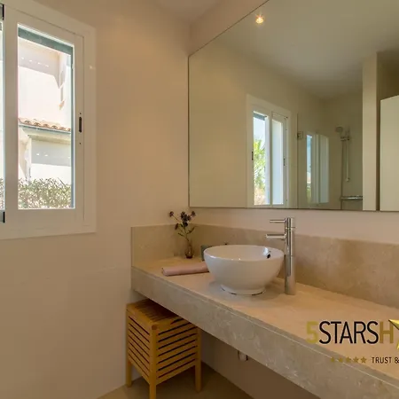 Modern Villa, 210m From Sandy
