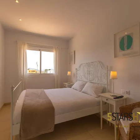 Villa Modern Villa, 210m From Sandy *
