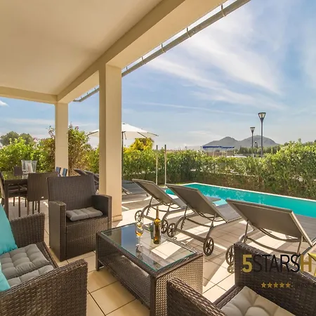 Modern Villa, 210m From Sandy Villa