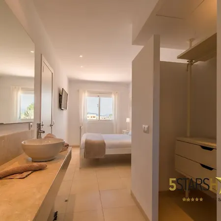 Villa Modern Villa, 210m From Sandy