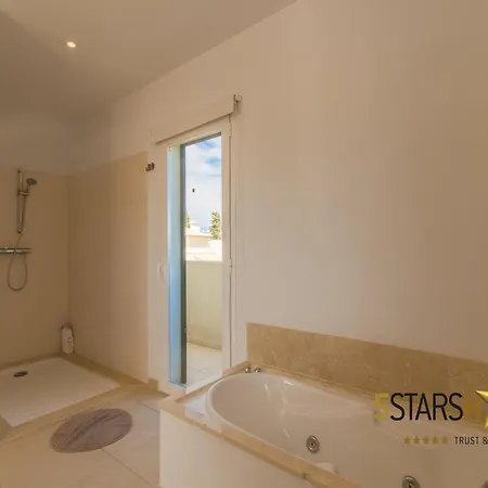 Modern Villa, 210m From Sandy Villa