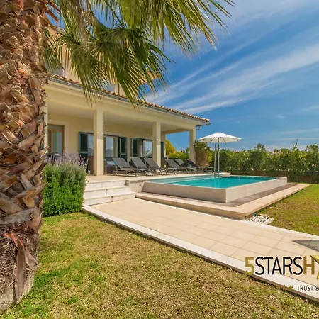 Villa Modern Villa, 210m From Sandy